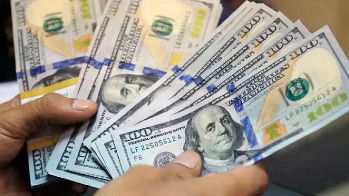 El dólar informal avanzó hasta los 1.575 pesos y el contado con liquidación cerró por encima de 1.670